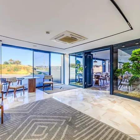 Heaven Premium Restaurant & Airport Shuttle 3*