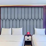 Heaven Premium Restaurant & Airport Shuttle מלון 3*