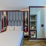 Heaven Premium Restaurant & Airport Shuttle מלון 3*